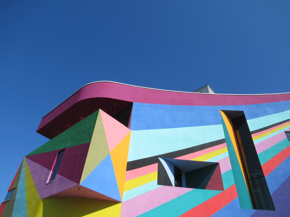 GroundImpressi1's tweet photo. Towner #Eastbourne looks so pretty 😍
The bold outside look was created for the 10 year anniversary art commission: Lothar Götz - Dance Diagonal (2019)
#art #artgallery #Towner #BrewersTownerCommission #DanceDiagonal https://t.co/VgXyv63wau