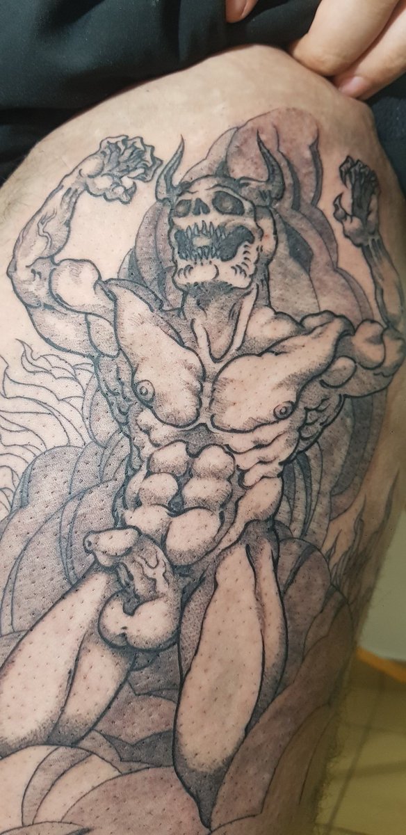 Primera sesión a eate demonio.
Diseño original.
#deviltattoo #fantasytattoo #lineworktattoo #erotictattoo #gayerotica #malebody #muscleworship #softdick #balls #nudedrawing