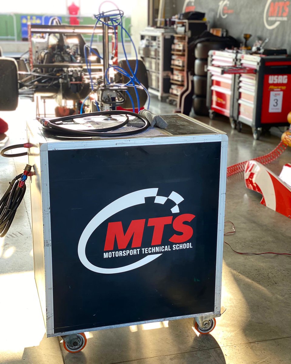 SchoolMts's tweet photo. ⚠️ L’utilizzo della fuel machine è un processo che richiede particolare cura ed attenzione 

👆 Nei corsi di MTS si impara anche questo!

#motorsporttechnicalschool #wearemtschool https://t.co/tGYq5VxUJT