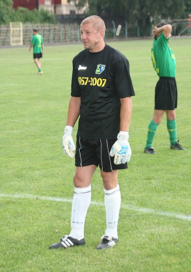 Kalendarium57's tweet photo. 4 października 1997 rok, Siarka wygrywa z Nidą Pińczów 6:0, a ostatnią bramkę zdobył Sylwester Janowski! Golkiper Siarki uczynił to w 90 minucie po rzucie karnym. https://t.co/FF3Fgtr57W