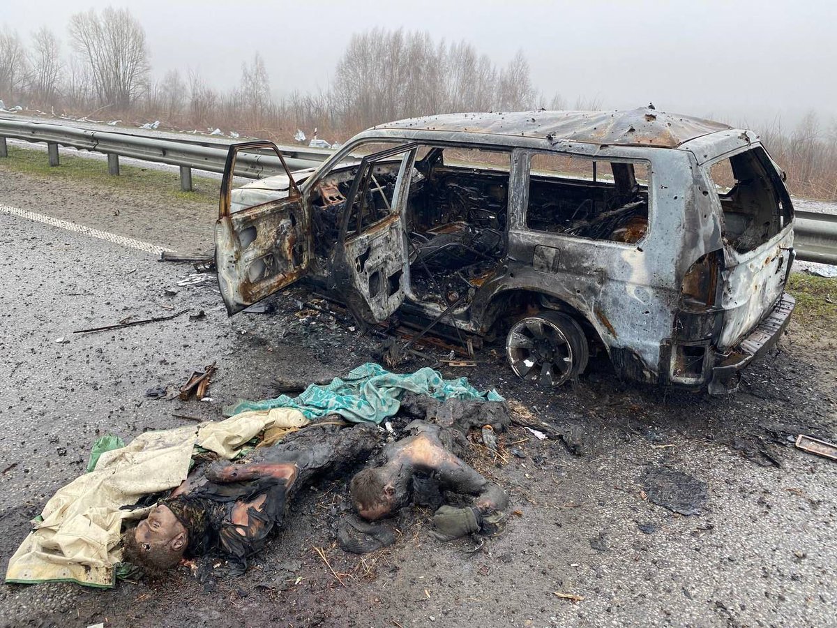 Alex007UA's tweet photo. На этих кадрах - зверства недолюдей, оккупировавших Бучу и оставшихся 1 на 1 с ее мирным населением. Тред о том, почему КАЖДЫЙ российский инфлуенсер, у которого есть хотя бы пара десятков зрителей или читателей, безотносительно степени "аполитичности", обязан поделиться ими. 1/9 https://t.co/2zlvglMvFU