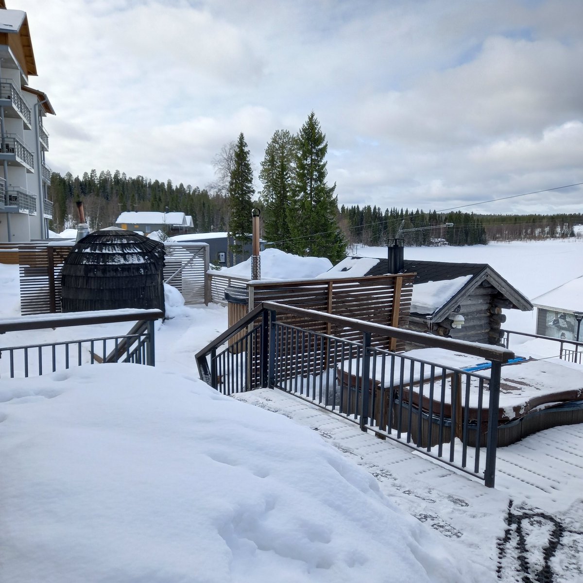 VHNevala's tweet photo. Ukkohallan saunamaailma on yksi suosikkipaikka etenkin näin talvella. Useita saunoja, poreallas, palju.. Hieno tunnelma ja palvelu. #karavaanarit #matkailu #ukkohalla https://t.co/TVO7mUcNW3