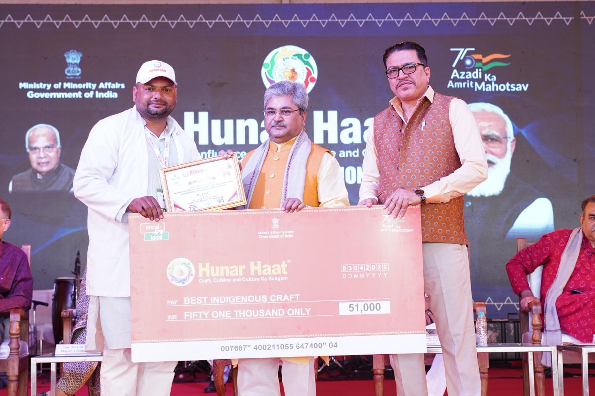 Artisans &amp; Craftsmen were awarded "Best Indigenous Craft" Award conferred by Shri Banwarilal Purohit ji, Governor of Punjab &amp; Administrator, Chandigarh today at 39th, Hunar Haat, Chandigarh

<a href="/PMOIndia/">PMO India</a>
<a href="/naqvimukhtar/">Mukhtar Abbas Naqvi</a>
<a href="/MOMAIndia/">Ministry of Minority Affairs</a>
<a href="/AmritMahotsav/">Amrit Mahotsav</a>
@PunjabTourisms
#AmritMahotsav