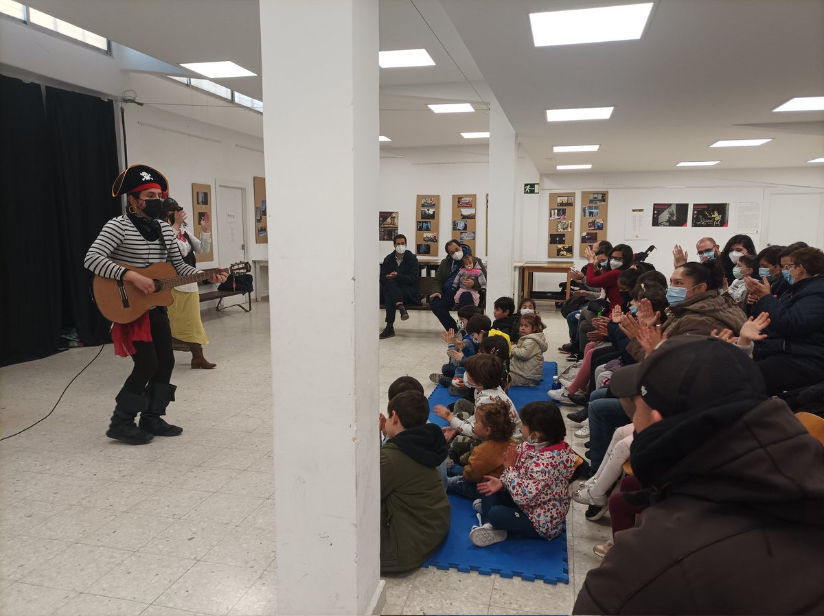 AVLaFraternidad's tweet photo. Concierto de @MusikBen en la asociación #cañoroto #barriosonoro #loscarmenes #latina #pequefinde https://t.co/ZauCJCmYKB