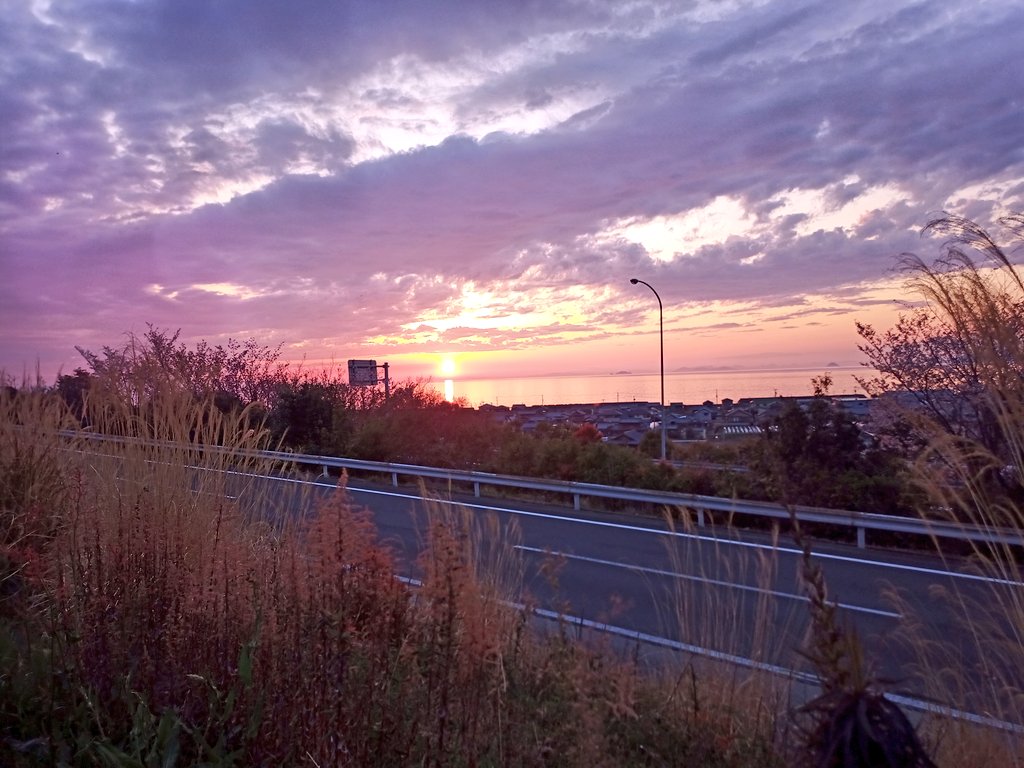 Happy210320's tweet photo. ダム活ドライブ🚗
瀬戸内海に沈みゆく夕陽がきれい✨ https://t.co/TSbT0PcPVC