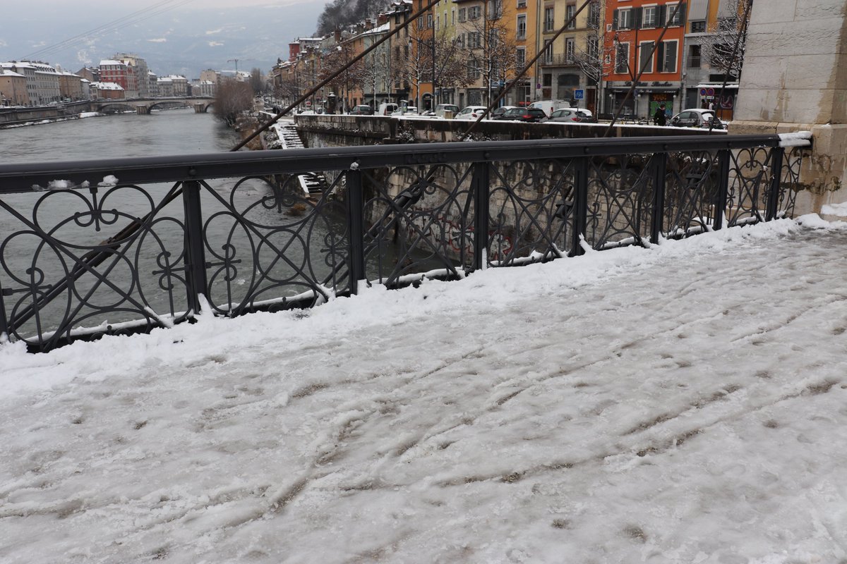 EtGrenoble's tweet photo. #Grenoble La passerelle Saint-Laurent en hiver. https://t.co/PacVjc2N3m