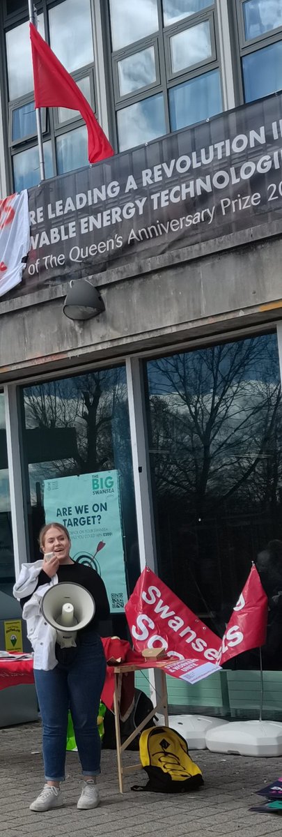 KAFender_Oxford's tweet photo. A huge *diolch yn fawr* to all of the fantastic students who came out in solidarity on Friday - &amp; for all of your support more generally throughout these @ucu strikes. ✊

@students_staff @SwanseaUcu @UCUWales #OneOfUsAllOfUs #ussmess #FourFights #fightinequality #fightprecarity https://t.co/A9bG9lIiIV