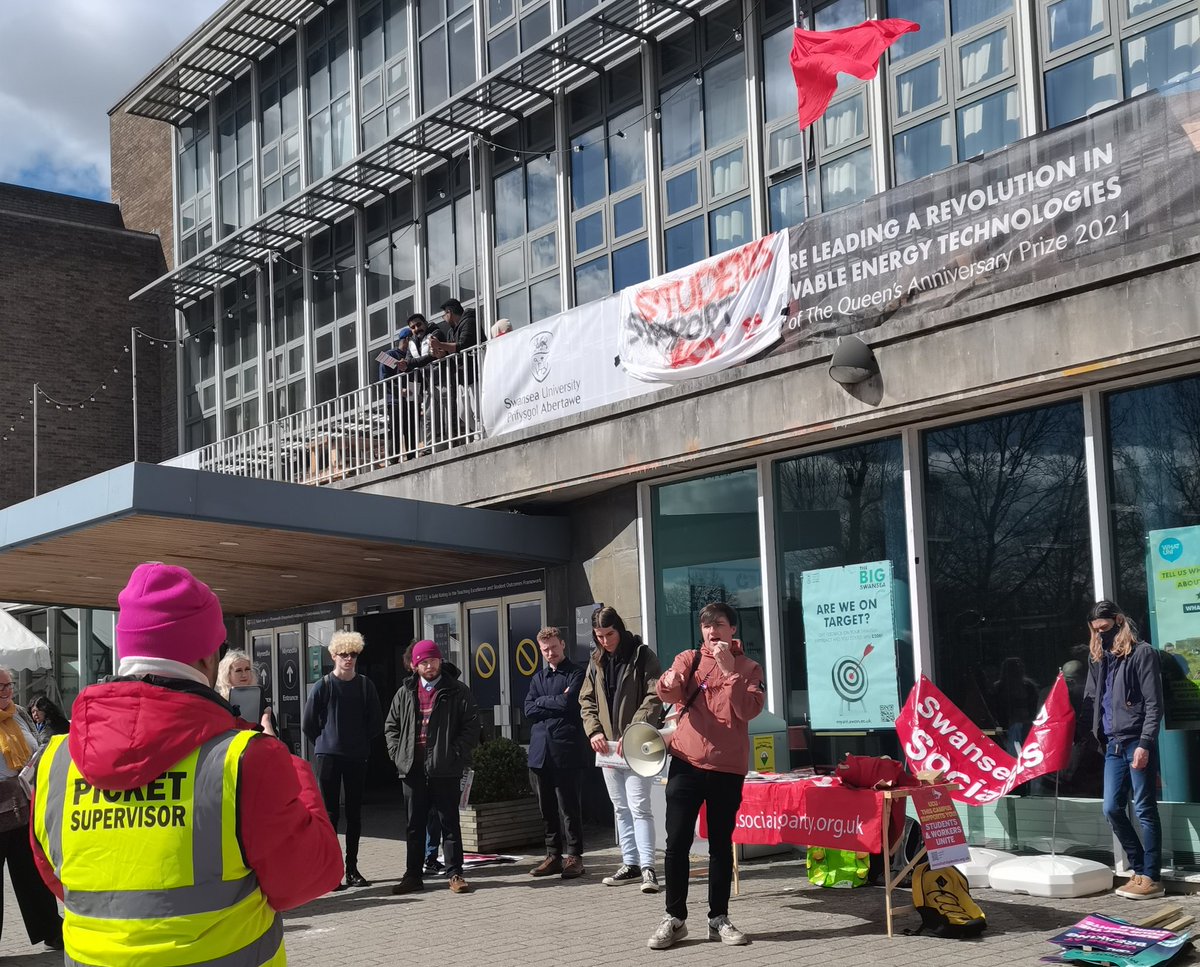 KAFender_Oxford's tweet photo. A huge *diolch yn fawr* to all of the fantastic students who came out in solidarity on Friday - &amp; for all of your support more generally throughout these @ucu strikes. ✊

@students_staff @SwanseaUcu @UCUWales #OneOfUsAllOfUs #ussmess #FourFights #fightinequality #fightprecarity https://t.co/A9bG9lIiIV