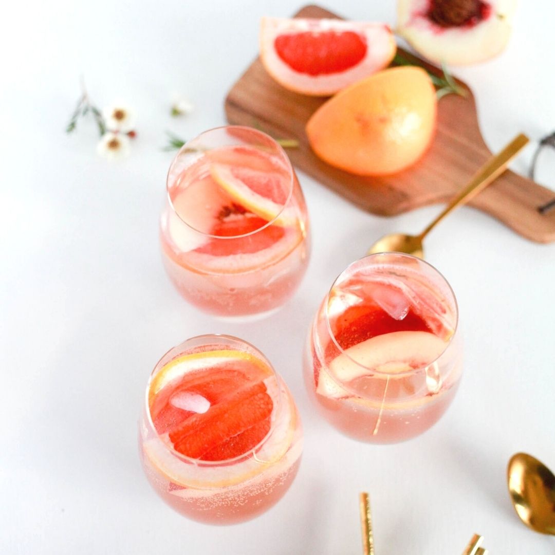 Une idée de mocktail à faire avec notre Lalimo. Pamplemousse ?
Ajoutez y quelques glaçons, une tranche de pamplemousse et un morceau de pêche fraîche que vous pouvez légèrement écraser dans le fond de votre verre pour que les goûts se mélangent. Santé !

#mocktail #sansalcool