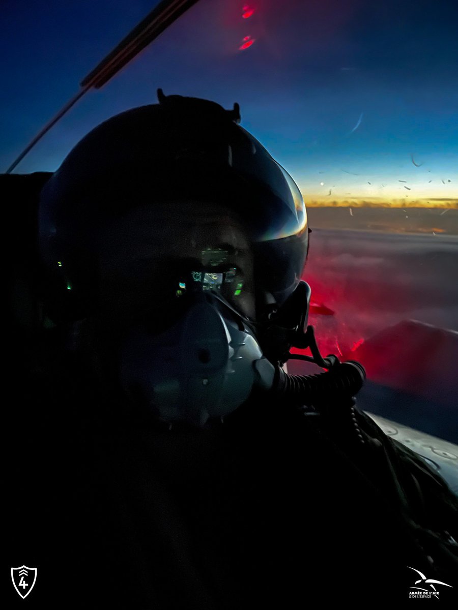 EscadronsChasse's tweet photo. Autoportrait d'un navigateur de combat sur #Rafale B. 
#4EC https://t.co/9Syldxej1U