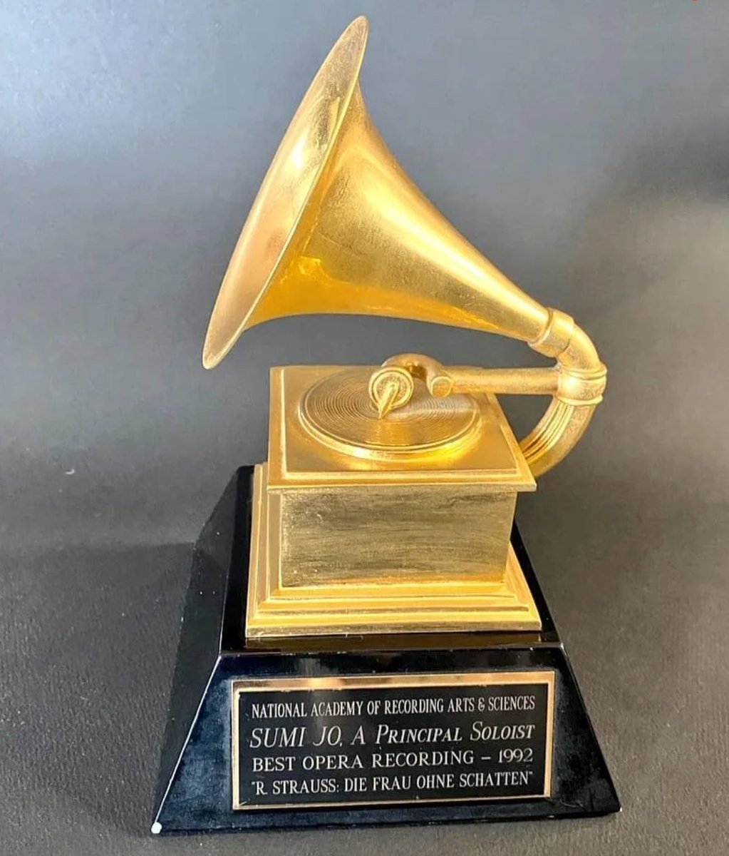 sumijo2011's tweet photo. #BTS will definitely win the @RecordingAcad this year! @bts_bighit will receive the glory of winning  just as I have previously been honoured.🎊
왠지 올해는 BTS 가 수상할것 같은 예감이!! 제가 받았던 그래미 수상의 기쁨이 올해는 꼭! 우리 방탄들에게  돌아가기를 진심으로 기원합니다! https://t.co/8wXeGu1IaZ