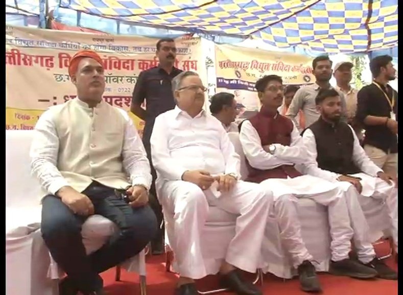 AwadheshMishra_'s tweet photo. संविदा विद्युत कर्मचारियों के हड़ताल का धरना स्थल पहुंच कर पूर्व सीएम @drramansingh ने किया समर्थन,
हमारी सरकार ने इन्हें नियमित किया था- डॉ रमन सिंह,
'नियमितीकरण' और 'अनुकम्पा नियुक्ति' की मांग को बताया जायज,
बीते 25 दिनों से जारी है हड़ताल।

#Chhattisgarh #electricity https://t.co/n03zxDgrzC