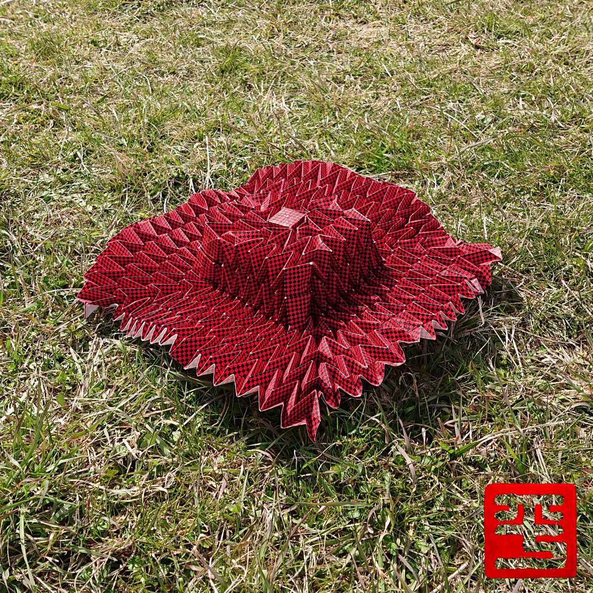 origami_kohei's tweet photo. ジェレミー・シェイファーさん創作の『Flasher Hat』を作ってみました！
久しぶりの折り紙楽しかったです🥰
#折り紙 #帽子 #友禅和紙 https://t.co/PhVVL0UXNg