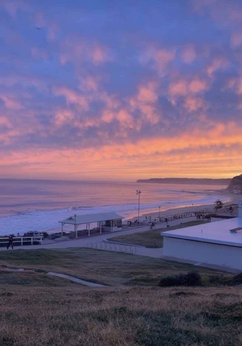 Tom_P_Newman's tweet photo. Despite this, treated to a beautiful sunset to mark the end of daylight savings. https://t.co/KsNsnjiL3B