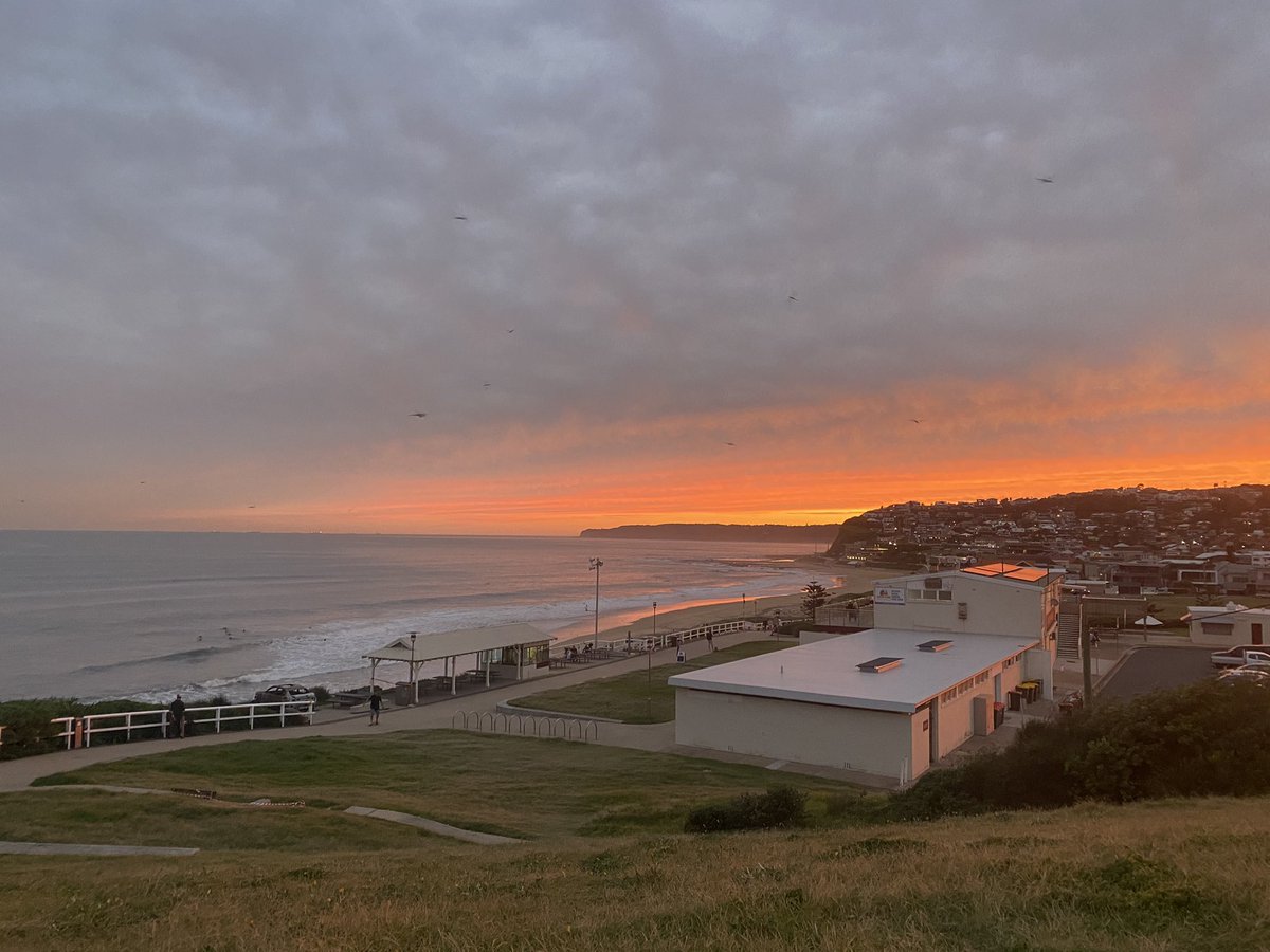 Tom_P_Newman's tweet photo. Despite this, treated to a beautiful sunset to mark the end of daylight savings. https://t.co/KsNsnjiL3B