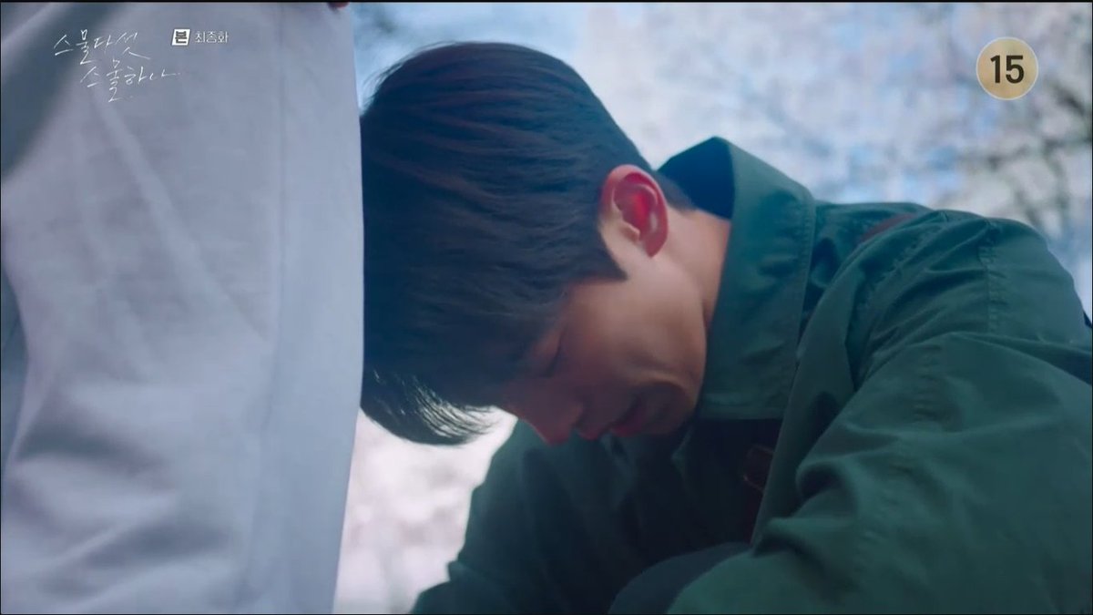 eun__xx__'s tweet photo. In typical dramas, the male lead tying the female lead's shoelace is meant to be romantic. In 2521, it's different. It will tear your heart into pieces )): they can't stop crying AND I CANT STOP CRYING TOO WTF #TwentyFiveTwentyOneEp16 https://t.co/sYzhMgop1r