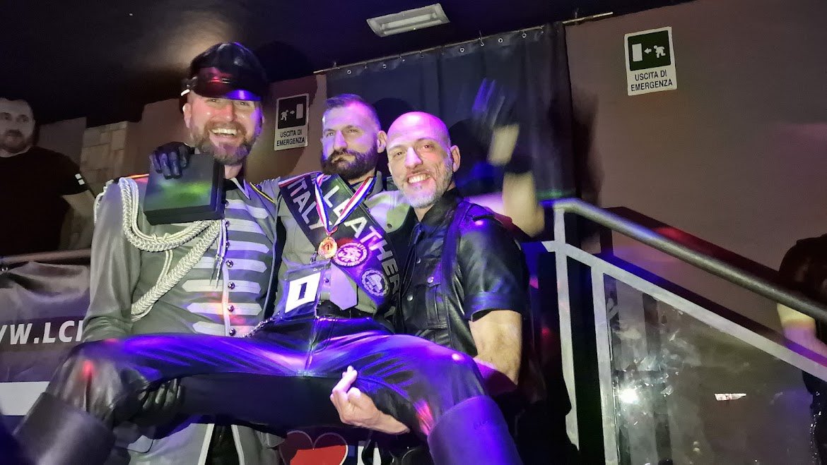 LeatherClubRoma's tweet photo. #Giampiero è #MLI22! In bocca al lupo per il tuo anno 😊
Grazie a coloro che hanno partecipato a questo weekend rendendolo fantastico, ai candidati, agli sponsor, alla giuria, a Cosimo, ai locali nostri partner, al nuovo e al vecchio direttivo di #LCR.
#StrongerTogether 🖤❤️💙 https://t.co/17O5Y3gvvY
