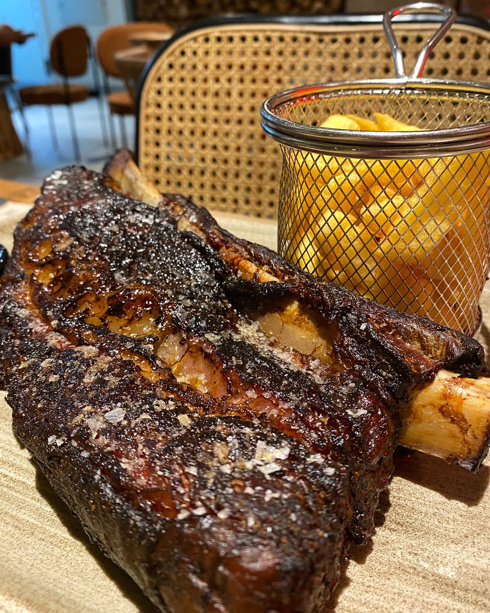ALEXS_BBQ's tweet photo. ¿Qué harías si este pedazo de costillaca estuviese tan cerquita de ti ahora mismo?😳😭
¡Por aquí lo tenemos claro!😏
#bbq #smokedbbq #smokedmeat #carneahumada #beef #beefbone #costillas #carnaza #comerenmadrid #restaurantesmadrid #planesmadrid #madrid #valdebebas https://t.co/KzUEG1Ic3r