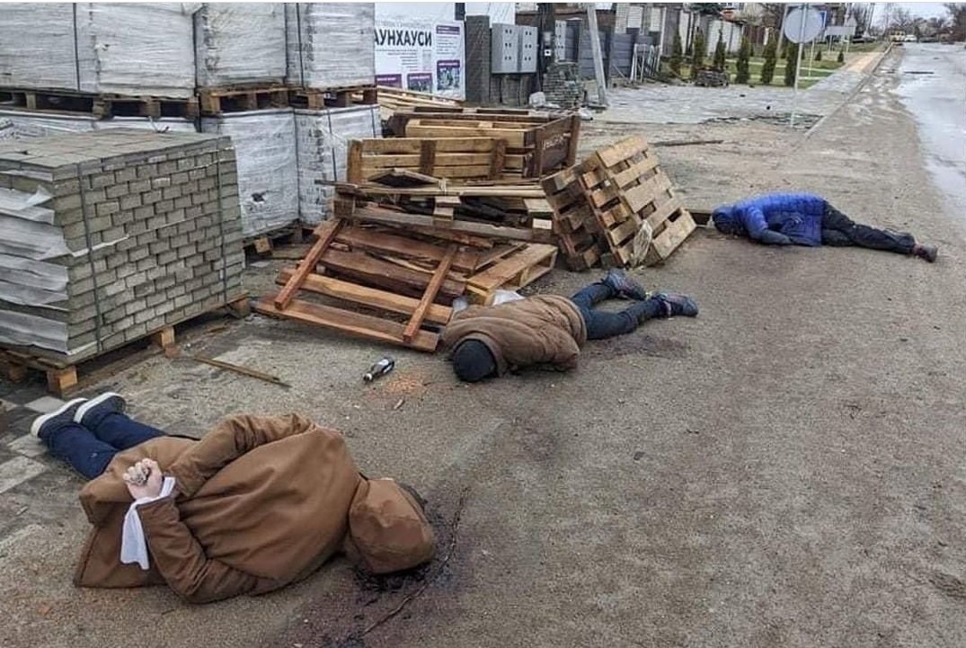 AlexKhrebet's tweet photo. Bucha and Mosul
Russian troops executing Ukrainians the same way ISIS were executing Iraqis. 
#Ukraine https://t.co/F12oAigvKJ