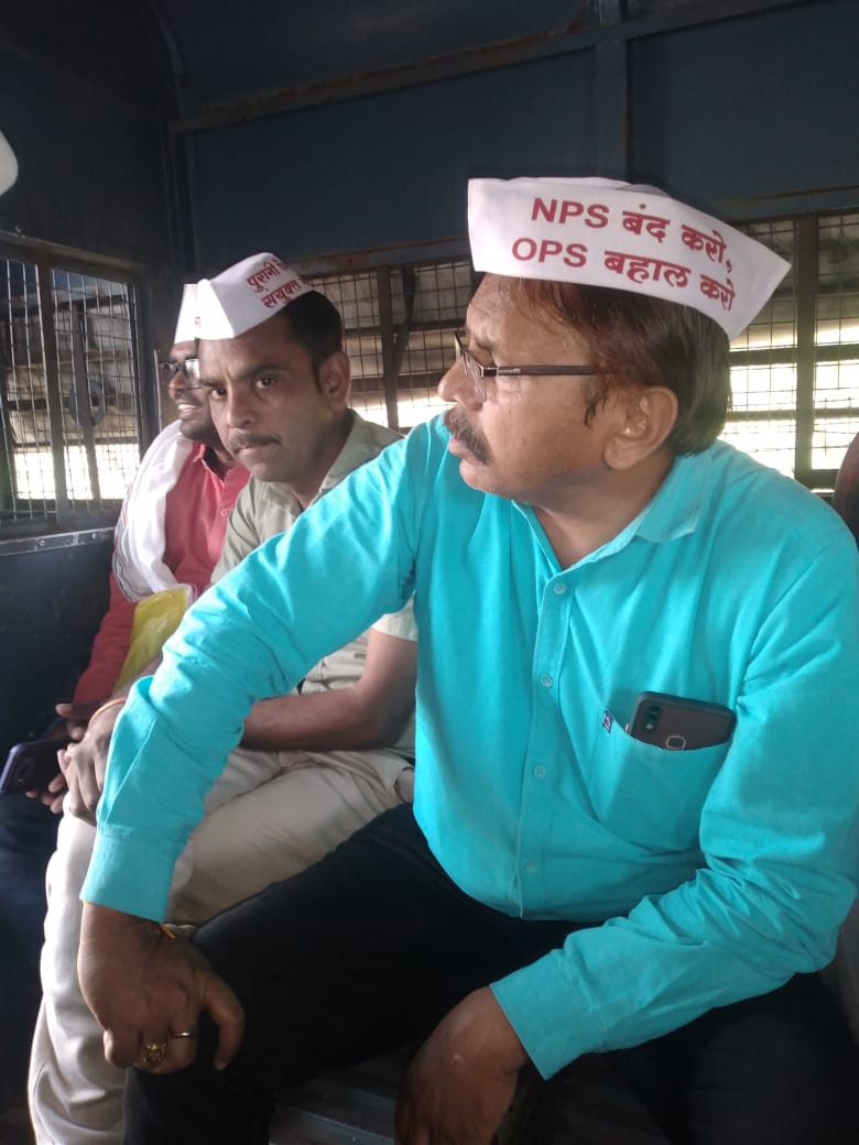 5d78fa0d83824d8's tweet photo. शौक नहीं मजबूरी है
पुरानी पेंशन जरूरी है 
@bjp4mp
@CMMadhyaPradesh 
@mpbreakingnews @NewsMpcg @News18MP @dksingore @bprawatNOPRUF @vijaykbandhu https://t.co/l7kkqcqWtZ https://t.co/ONpPLTX7L0 https://t.co/hpUulMEC3v