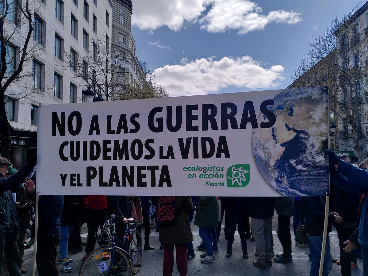 Estamos en la manifestación convocada por la "Asamblea Popular contra la Guerra". 
Gritamos NO a la GUERRA 
NO a las GUERRAS
#MuéveteContraLaGuerra 
#NoAlaGuerra