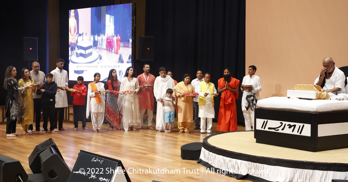 MorariBapu_'s tweet photo. || Manas Gurukul ||

|| मानस गुरुकुल ||

Katha 894: Manas Gurukul - DAY 2
Patanjali University, #Haridwar
02/04/2022 - 10/04/2022 

© 2022 Shree Chitrakutdham Trust - All rights reserved

#MorariBapu #truth #love #compassion #ChitrakutdhamTalgajarda #Patanjali_Yogpeeth #ramkatha https://t.co/rv9tSjXIep