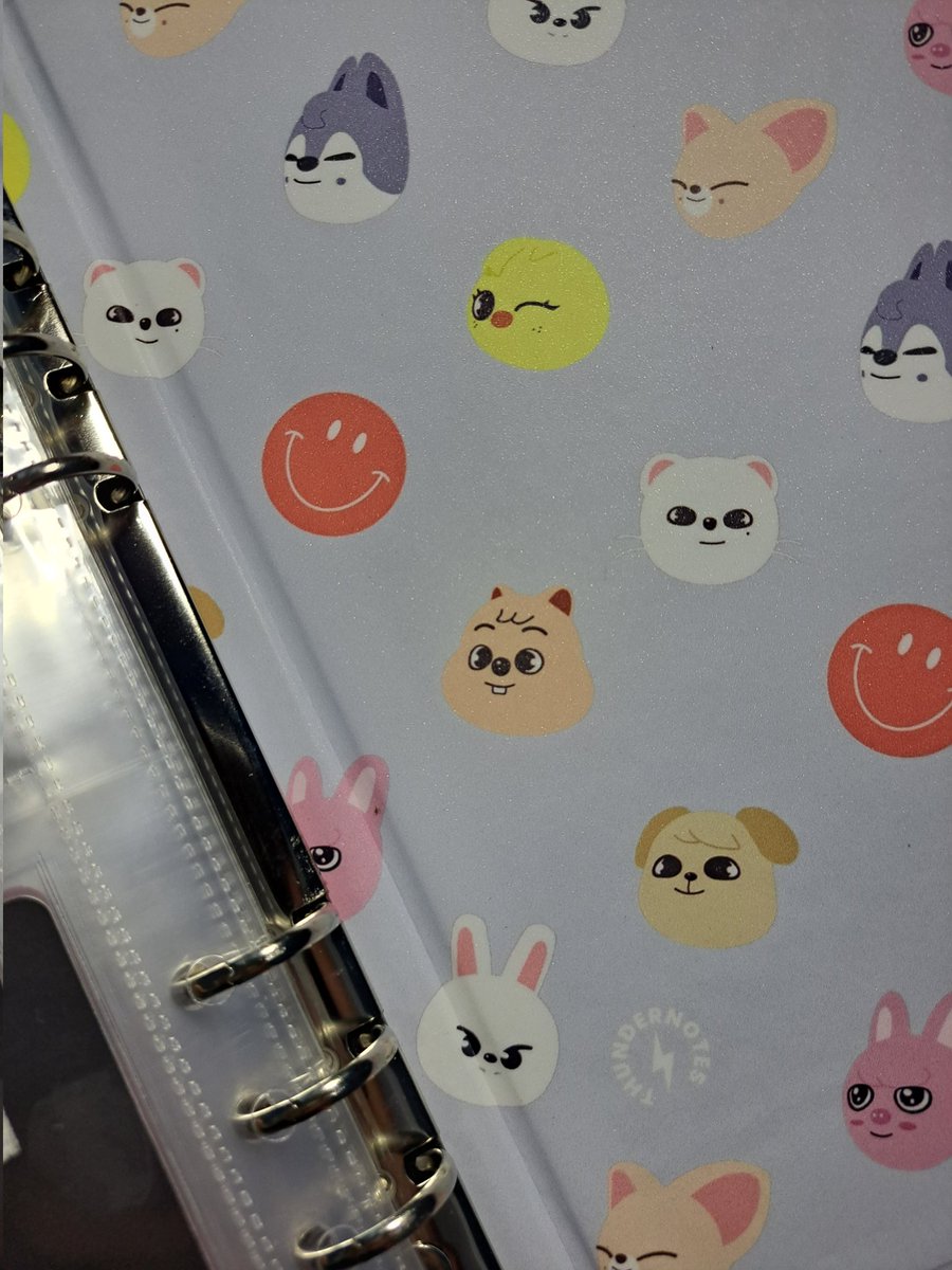 tsukkicchi's tweet photo. Got this last weekend, was only able to post now 😅

thank youuu @thundernotesph for this suuper cute skzoo binder!! this is already my 2nd binder from your shop ❣️ (soon 3rd maybe if you release oddinary designs hehehe)

#thunderthoughtsph https://t.co/JNY0ShznNE