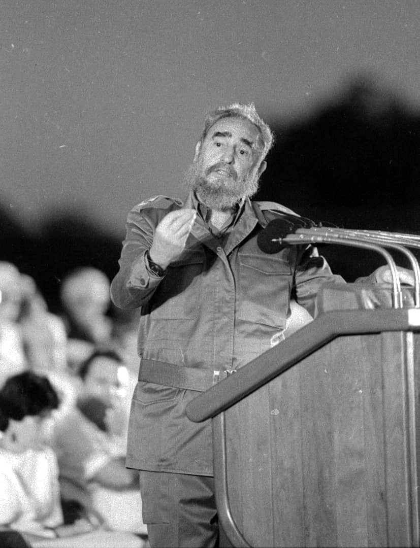 DiazCanelB's tweet photo. #Fidel: “Esta Revolución es la Revolución de nuestro pueblo; es la Revolución de nuestros jóvenes; es la Revolución de nuestros estudiantes. Juntos la hicimos. Juntos la defendemos. Somos la misma cosa y no podemos dejar jamás de serlo.” (3/04/1991) https://t.co/yBIpjUCfO0