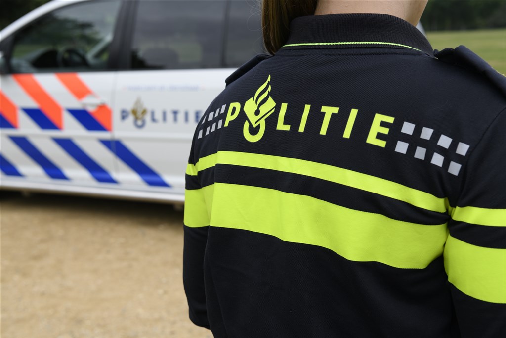 Politieman ontslagen nadat hij zijn tong in het oor van een vrouwelijke collega stak
rtlnieuws.nl/economie/life/…