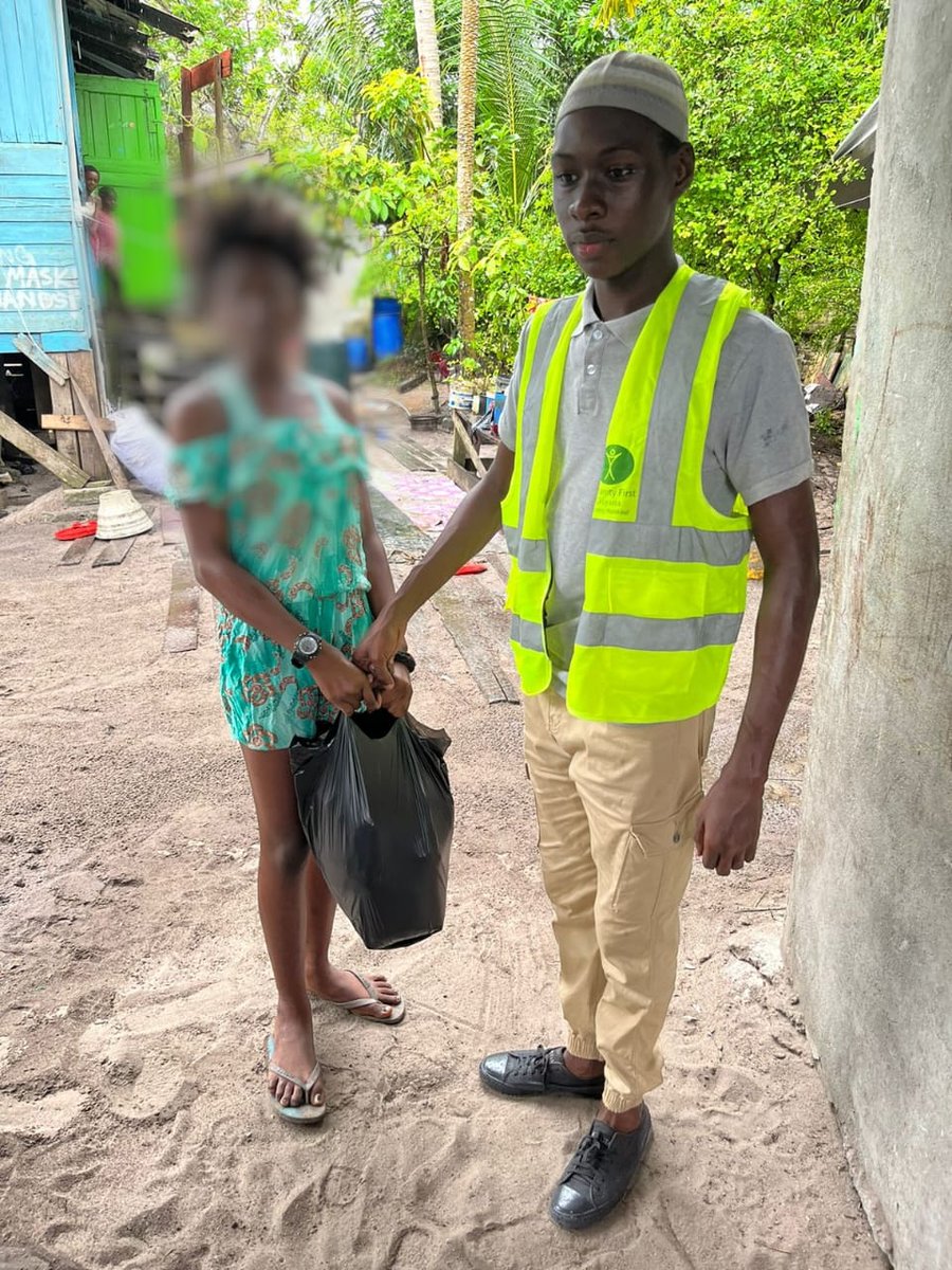 HFGuyana's tweet photo. Humanity First Guyana distributed 12 food hampers in the town of Linden. Quality food hampers were given to those who were more needed. #HumanityFirst #HumanityFirstGuyana # HumanityFirstLinden #Wecareforothers https://t.co/JgU7z4eKvW
