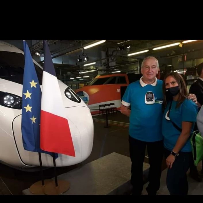 LorlayValero's tweet photo. Il y a 15 ans, le record du monde de vitesse sur rails à 574 8 km/h était atteint !
Avec à la Traction Éric, conducteur TGV aujourd'hui en retraite que j'ai eu le plaisir de rencontrer lors des 40 ans du TGV en Septembre dernier 🚄💜
#TGVRecord #fiertenationale #TousSncf #15ans https://t.co/ZXieF4SL8G