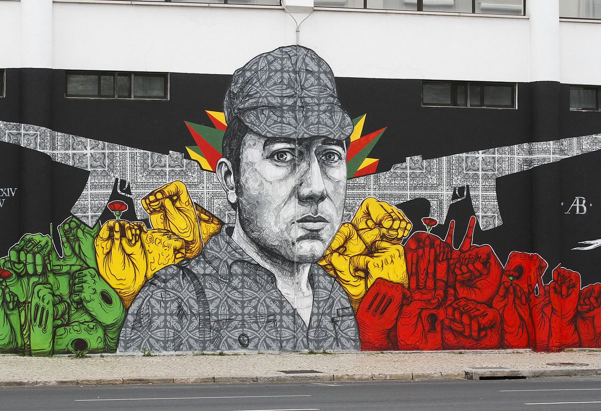 30 anos da morte de Salgueiro Maia: Capitão de Abril e revolucionário. Deu o empurrão final à Ditadura, abriu a porta à Democracia. No fim da sua vida, Cavaco recusou-lhe uma pensão. Anos depois, atribuiria pensões por serviços à Pátria a inspetores da PIDE. Não esquecemos.