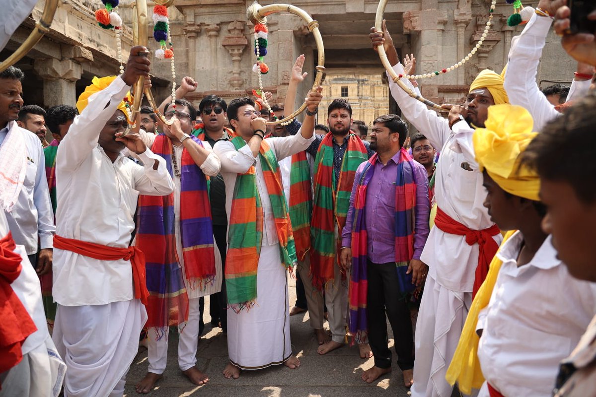 Tejasvi_Surya's tweet photo. On the day of Shivaji Punyatithi, #BJYMBharatDarshan delegation visited the capital of India's historical Vijayanagara Empire, Hampi.

Experienced the cultural significance and took blessings of Lord Virupaksha in UNESCO World Heritage Site of Virupaksha Temple in Vijayanagara. https://t.co/oUr9IAP0Jv
