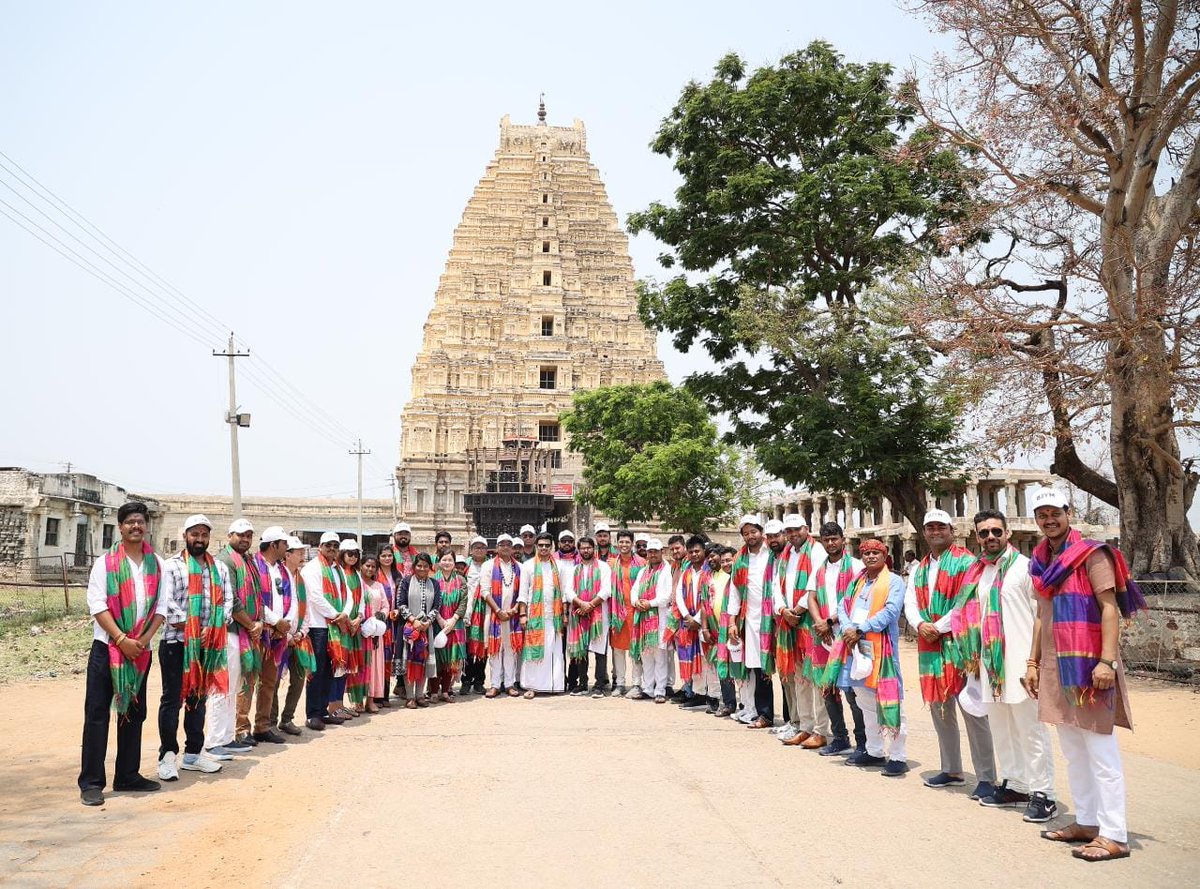 Tejasvi_Surya's tweet photo. On the day of Shivaji Punyatithi, #BJYMBharatDarshan delegation visited the capital of India's historical Vijayanagara Empire, Hampi.

Experienced the cultural significance and took blessings of Lord Virupaksha in UNESCO World Heritage Site of Virupaksha Temple in Vijayanagara. https://t.co/oUr9IAP0Jv
