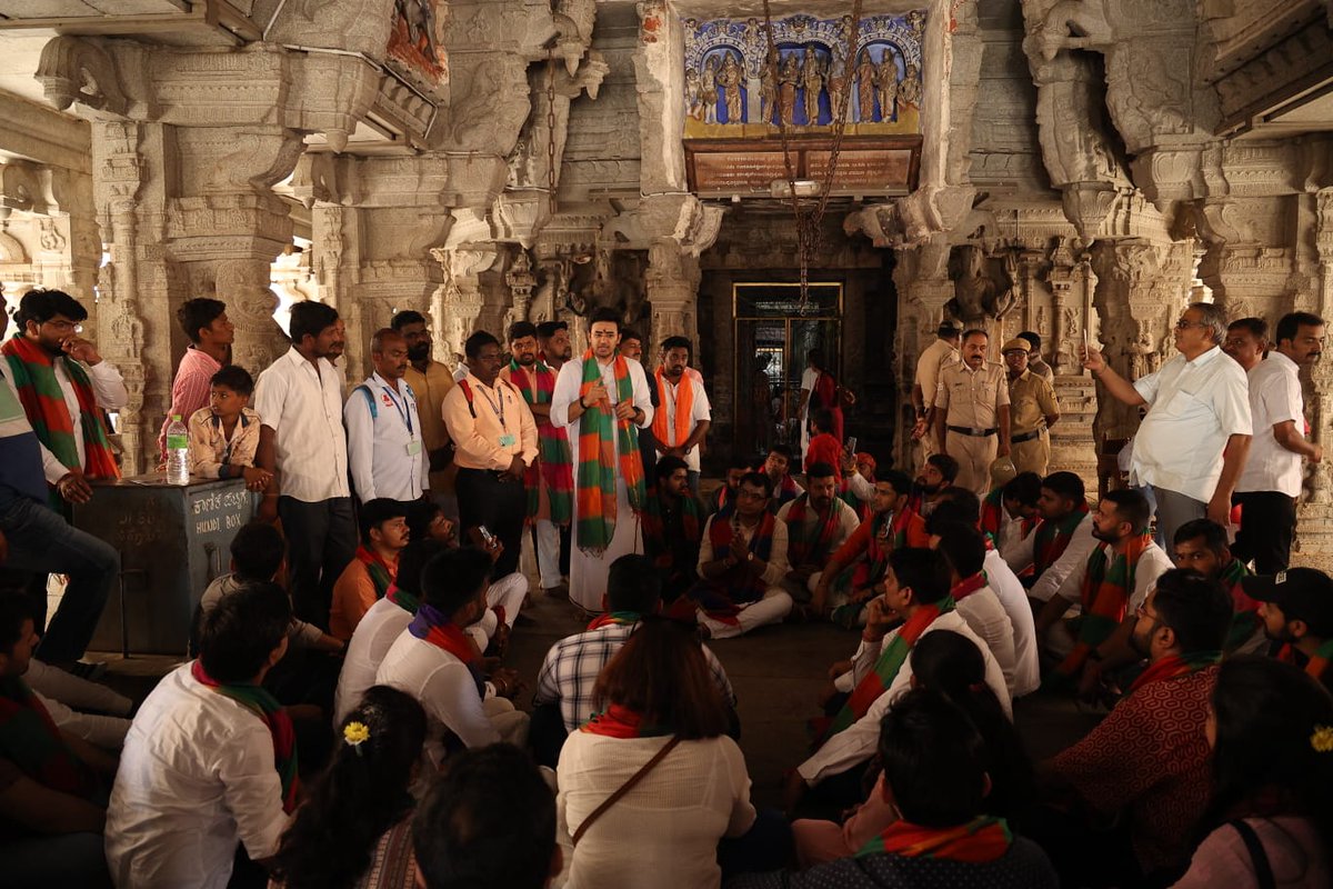 Tejasvi_Surya's tweet photo. On the day of Shivaji Punyatithi, #BJYMBharatDarshan delegation visited the capital of India's historical Vijayanagara Empire, Hampi.

Experienced the cultural significance and took blessings of Lord Virupaksha in UNESCO World Heritage Site of Virupaksha Temple in Vijayanagara. https://t.co/oUr9IAP0Jv