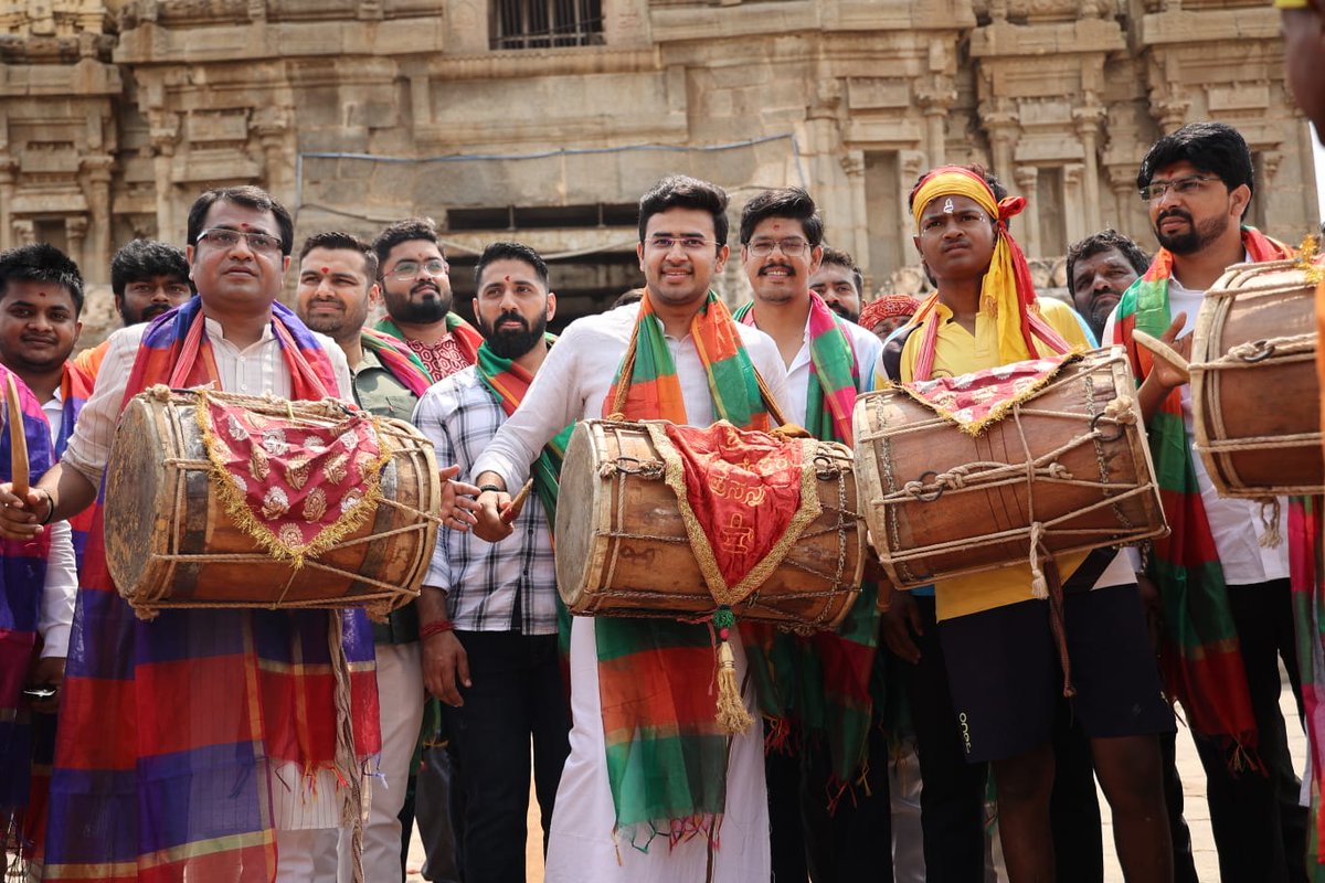 Tejasvi_Surya's tweet photo. On the day of Shivaji Punyatithi, #BJYMBharatDarshan delegation visited the capital of India's historical Vijayanagara Empire, Hampi.

Experienced the cultural significance and took blessings of Lord Virupaksha in UNESCO World Heritage Site of Virupaksha Temple in Vijayanagara. https://t.co/oUr9IAP0Jv