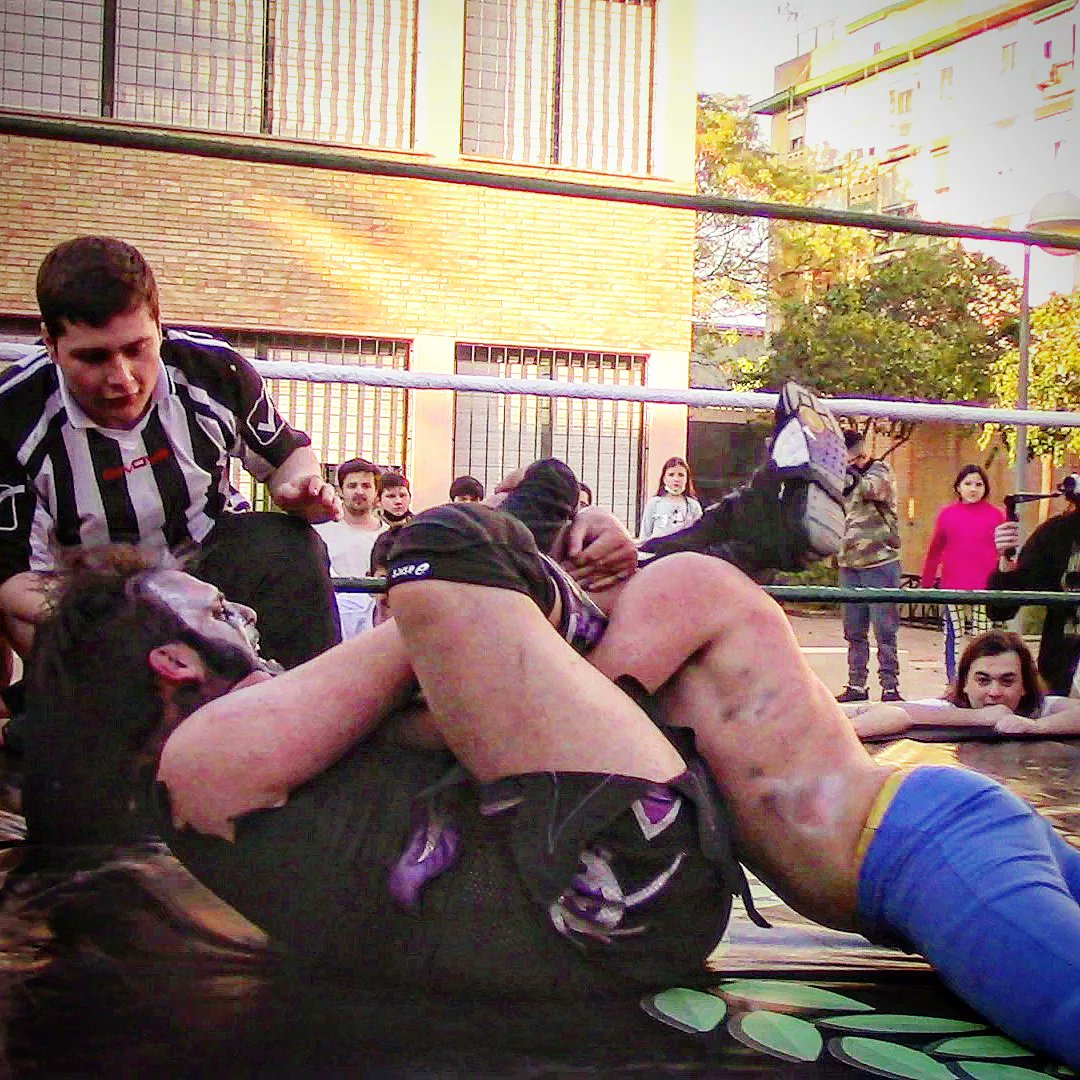 andaluciawrestl's tweet photo. ⚪ @Michael_Cross93 vence a Tigre Blanco y @luckyprow
💚 @Ghostnight26987 derrota a El DJ llegando a los 1000 días de campeón.

Agradecer a todos los asistentes. Sois increibles.

NOS VEMOS EL DIA 23 DE ABRIL EN HIJOS DE LA GLORIA.

EL EVENTO DE LUCHA MAS IMPORTANTE DE ANDALUCÍA https://t.co/a4msmvqohR