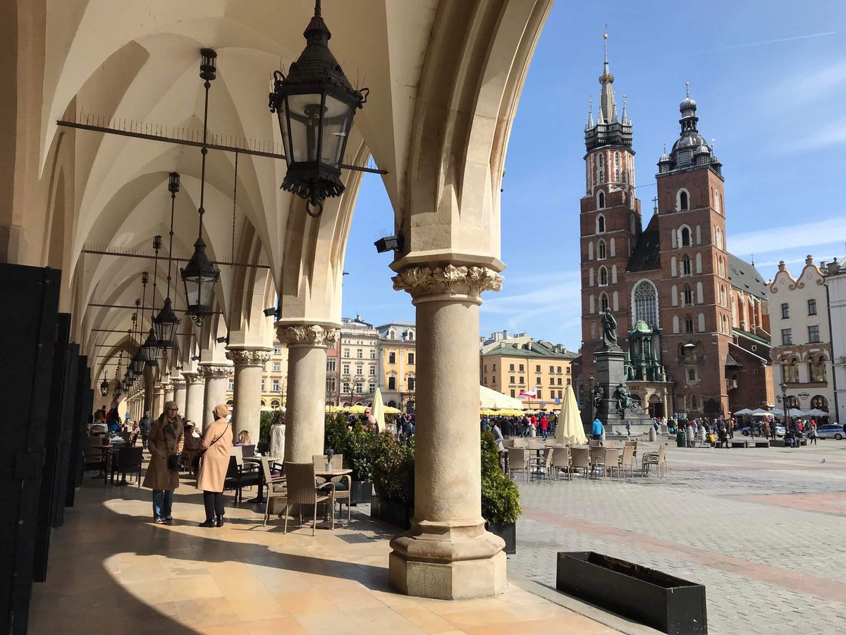 krakow_pl's tweet photo. Można pospacerować🙂Trzeba jednak uważać na zwisające #sople. Mogą być niebezpieczne⚠
Przy okazji... Przypominamy o #konkurs.ie na kwietniowe tło. Czekamy na Wasze zdjęcia
@MeteoprognozaPL #RynekGłówny #Sukiennice
Fot. @BSKrakow https://t.co/xWKe1pCPSl