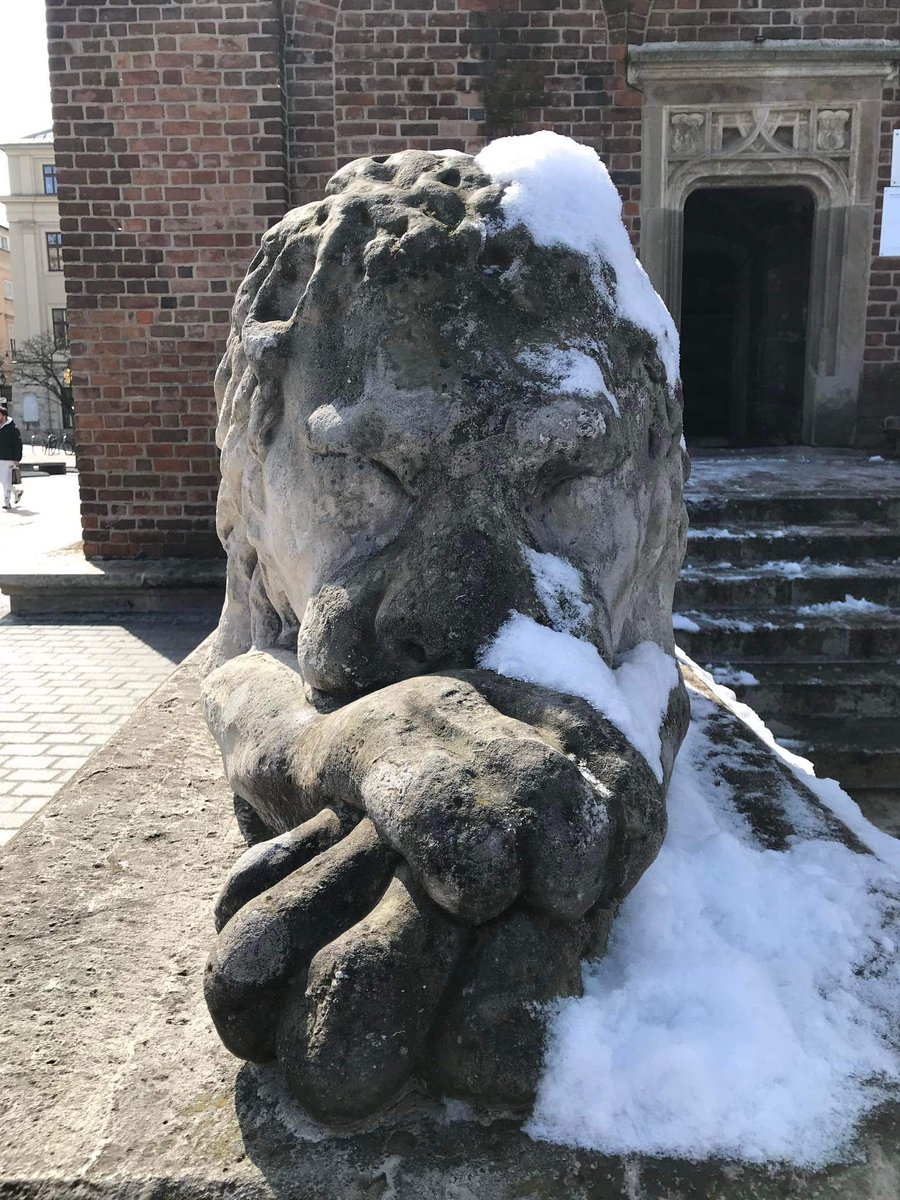 krakow_pl's tweet photo. Można pospacerować🙂Trzeba jednak uważać na zwisające #sople. Mogą być niebezpieczne⚠
Przy okazji... Przypominamy o #konkurs.ie na kwietniowe tło. Czekamy na Wasze zdjęcia
@MeteoprognozaPL #RynekGłówny #Sukiennice
Fot. @BSKrakow https://t.co/xWKe1pCPSl