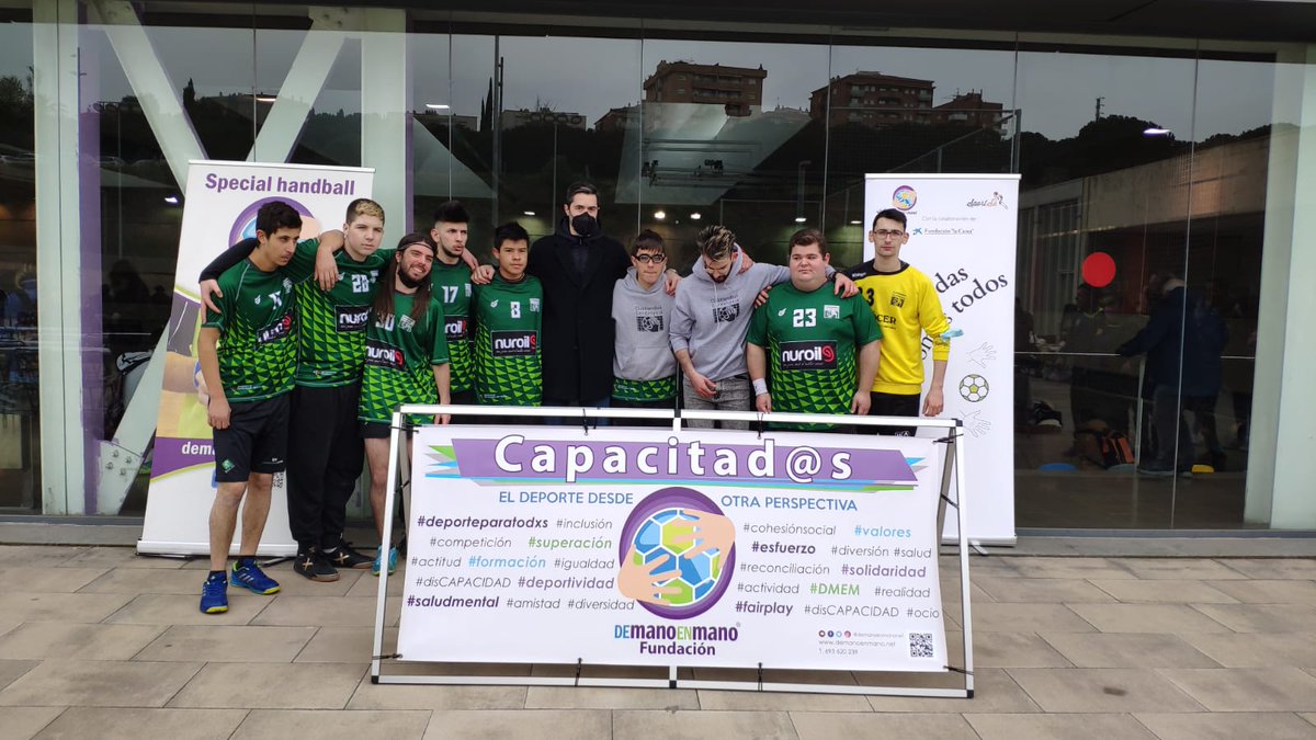 demanoenmanonet's tweet photo. ¡ Gracias @Raul_Entrerrios por venir a nuestro Torneo Todos Somos Balonmano y apoyar a nuestros equipos! @Sportsa19 @FundlaCaixa 
  #FundaciónlaCaixa #Convocatorias2021 https://t.co/c9VOpgZby5