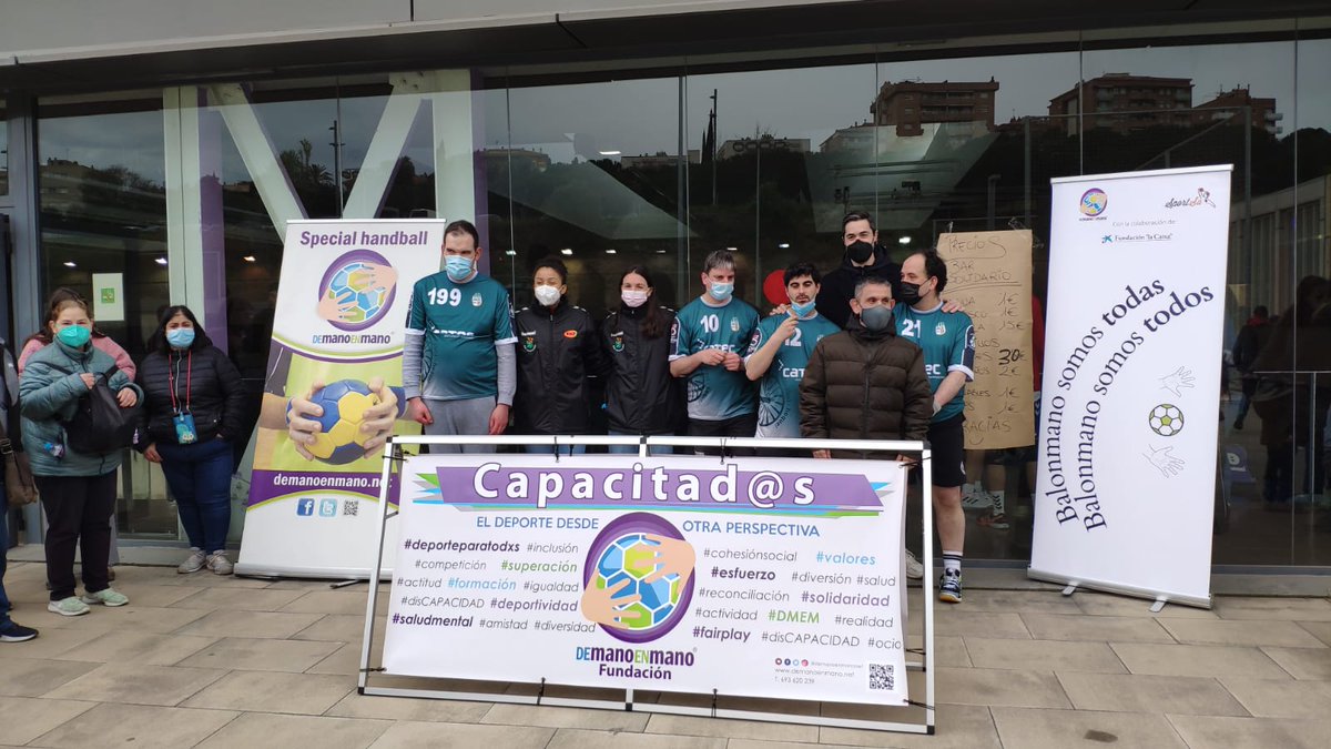 demanoenmanonet's tweet photo. ¡ Gracias @Raul_Entrerrios por venir a nuestro Torneo Todos Somos Balonmano y apoyar a nuestros equipos! @Sportsa19 @FundlaCaixa 
  #FundaciónlaCaixa #Convocatorias2021 https://t.co/c9VOpgZby5