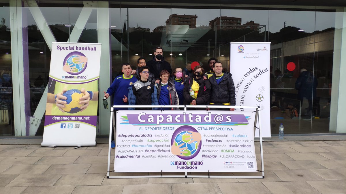 demanoenmanonet's tweet photo. ¡ Gracias @Raul_Entrerrios por venir a nuestro Torneo Todos Somos Balonmano y apoyar a nuestros equipos! @Sportsa19 @FundlaCaixa 
  #FundaciónlaCaixa #Convocatorias2021 https://t.co/c9VOpgZby5