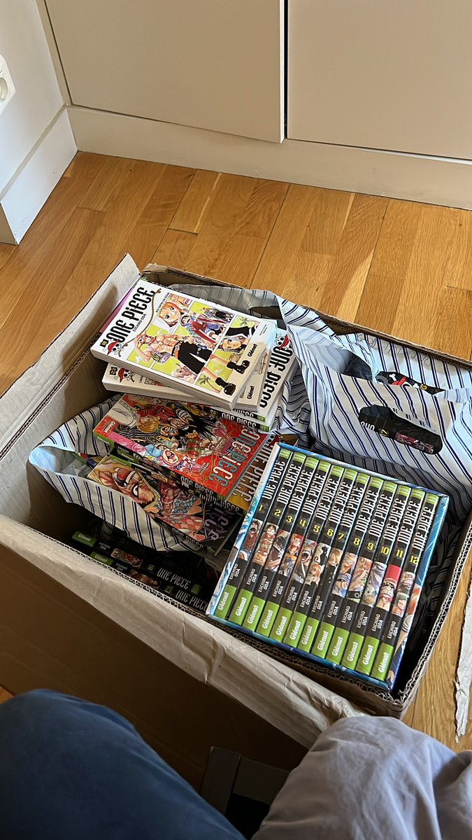 musashigoat's tweet photo. Mes amis m’ont offert l’intégrale de one piece pour mon anniversaire, non c’est trop ❤️❤️ https://t.co/VwbRTVspdN