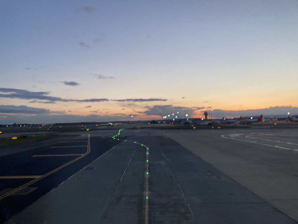 RealAviationSim's tweet photo. Ayer Londres nos acompañaba con estos colores https://t.co/wS7hsZeVsS