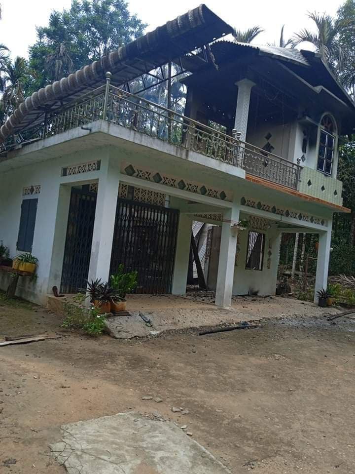 Haruonchill's tweet photo. 1/ SAC troops fired artillery and raided MaeKal vlg in TaungPyauk Division, #Tanintharyi’s #Thayetchaung town at 2pm on Apr2. They then SHOT DEAD at U Lin Mg &amp; Ko Aung Than Htay trying to flee, DETAINED 22 ppl as #HumanShields and occupied the village.
#WhatsHappeningInMyanmar https://t.co/flAgchvcJF