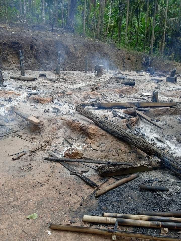 Haruonchill's tweet photo. 1/ SAC troops fired artillery and raided MaeKal vlg in TaungPyauk Division, #Tanintharyi’s #Thayetchaung town at 2pm on Apr2. They then SHOT DEAD at U Lin Mg &amp; Ko Aung Than Htay trying to flee, DETAINED 22 ppl as #HumanShields and occupied the village.
#WhatsHappeningInMyanmar https://t.co/flAgchvcJF
