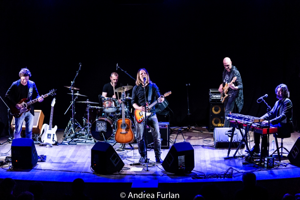 OffTopicWeb's tweet photo. Cheap Wine @ Spazio Teatro 89, Milano – 26 marzo 2022
Articolo di Andrea Furlan
#offtopicmagazine #magazine #music #review #recensione @cheap_wine_2022 @spazioteatro89 @andreafurlan63
https://t.co/qMjZeNrPeq https://t.co/0YRudgfcDC