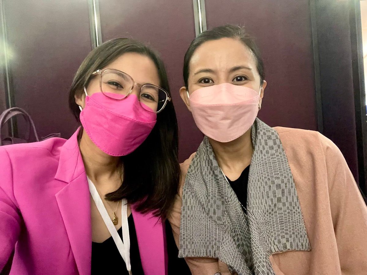 DapatSiLeni's tweet photo. Where my Tricia and Aika stans at??? 😍😍😍

VP Leni’s very supportive daughters are with her in tonight’s debate! Handa na kaming lahat for the new presidential daughters! 🌸

#TaraNaKayLeni
#PiliPinasDebates2022 
#DapatSiLeni!
#HusayAtTibay💪🏼 https://t.co/LajzRRJXfY
