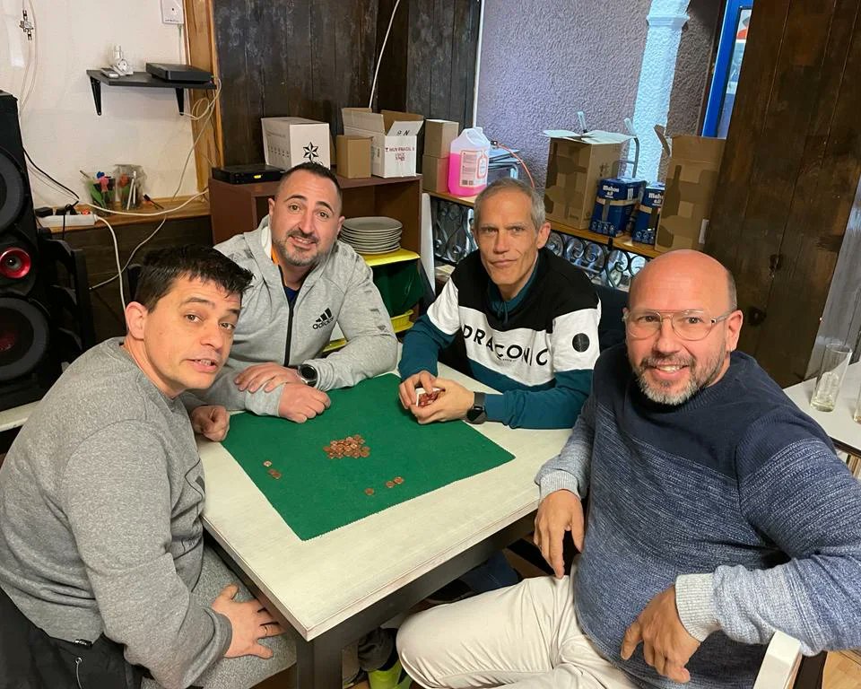 Lugarenos2008's tweet photo. Ayer se celebró en nuestra sede Bar "Ande Andarás" nuestro Campeonato Lugareño de Mus 2022!! #Ordago #ParesSi #PasoAChica #OrgulloLugareño https://t.co/7klkUs4pxE