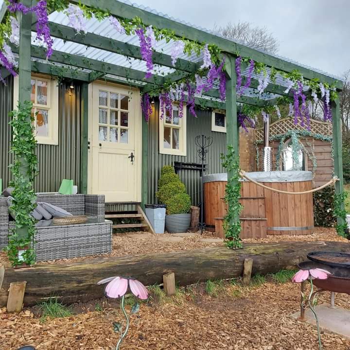 lucycollingee's tweet photo. We have lots of availability up on our farm for those who prefer a wilder holiday with less of the people! https://t.co/i2n6ns1peS
Please share to help a gal out! https://t.co/Vz3SMi0FYe